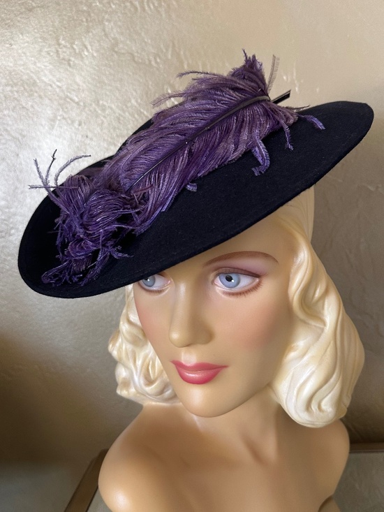 EXCEPTIONAL 1940s\' BLACK FELT WIDE BRIM TILT HAT + PURPLE OSTRICH FEATHERS main image 10